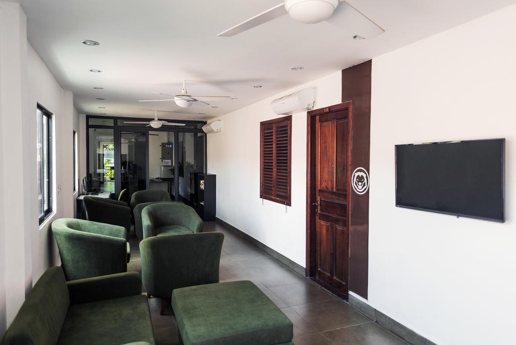 Aura Thematic Hostel Phnom Penh Extérieur photo