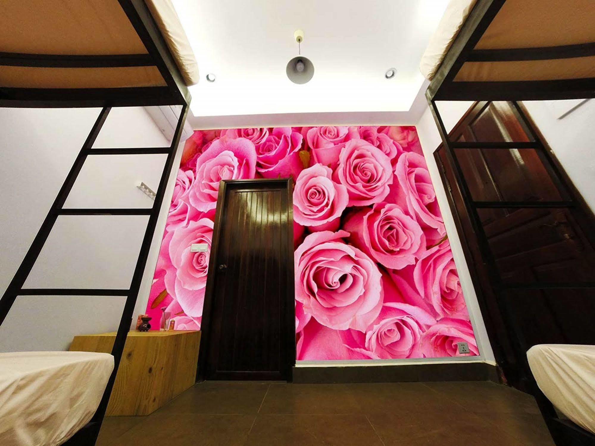 Aura Thematic Hostel Phnom Penh Extérieur photo
