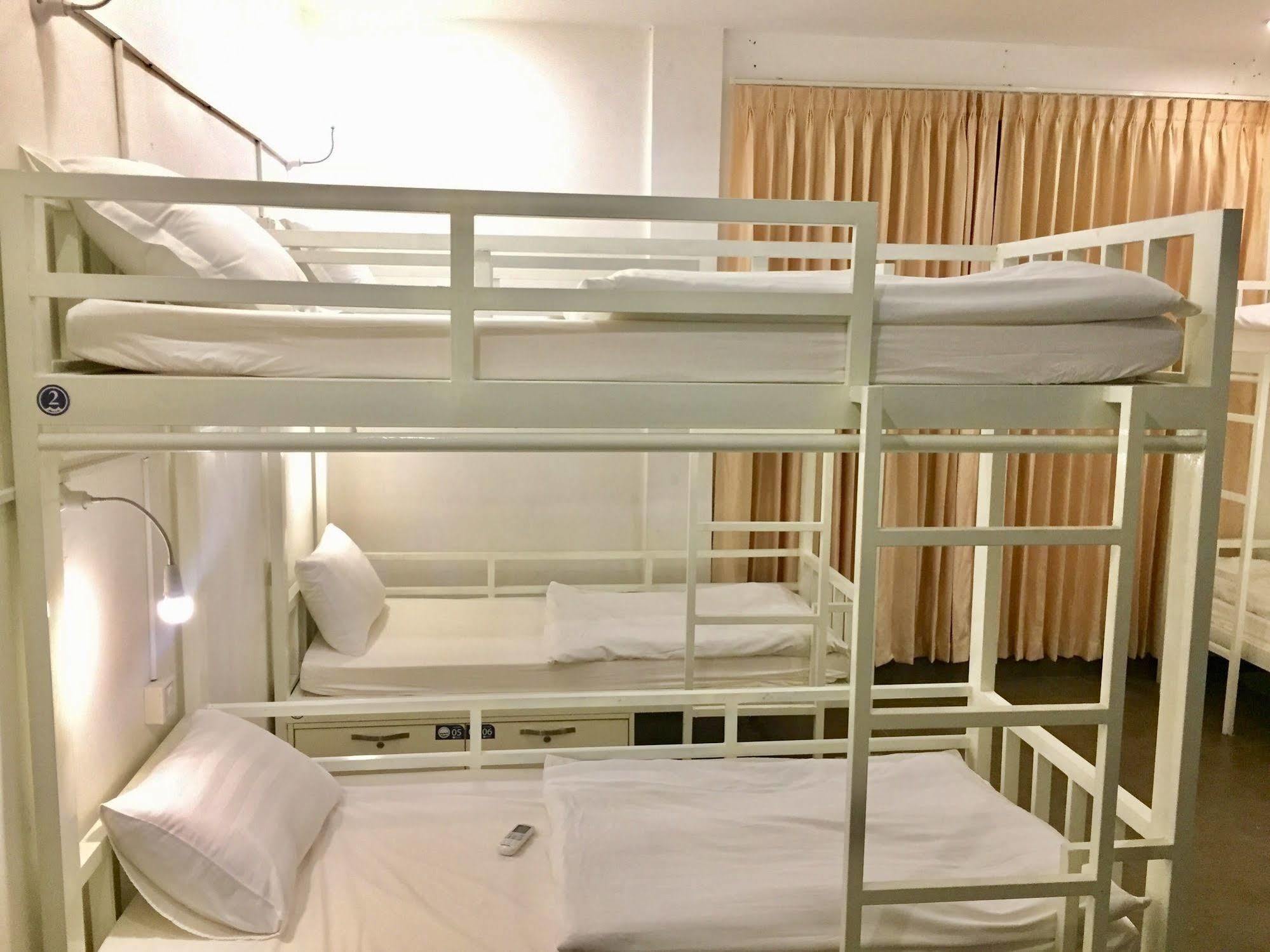Aura Thematic Hostel Phnom Penh Extérieur photo
