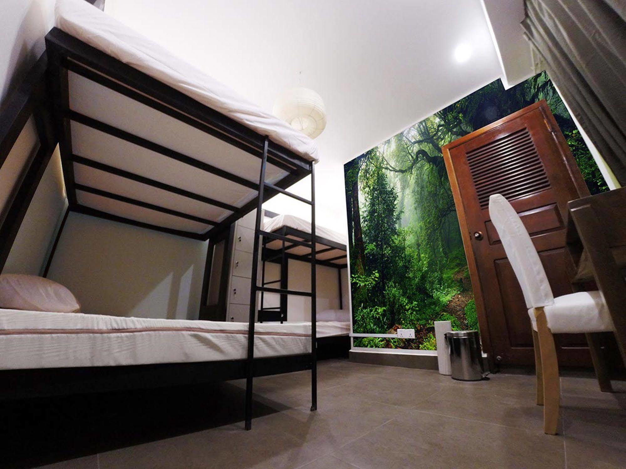 Aura Thematic Hostel Phnom Penh Extérieur photo