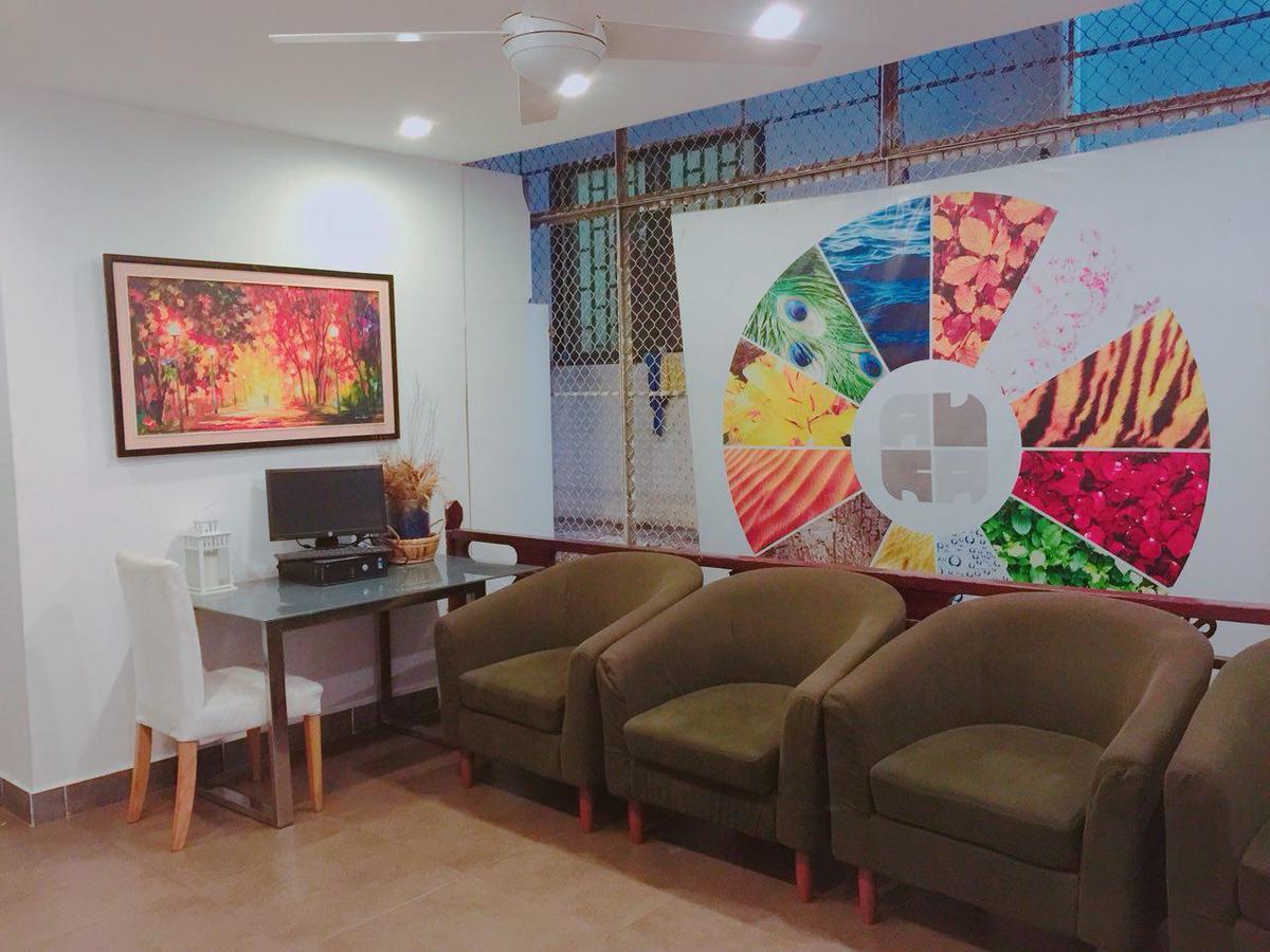 Aura Thematic Hostel Phnom Penh Extérieur photo