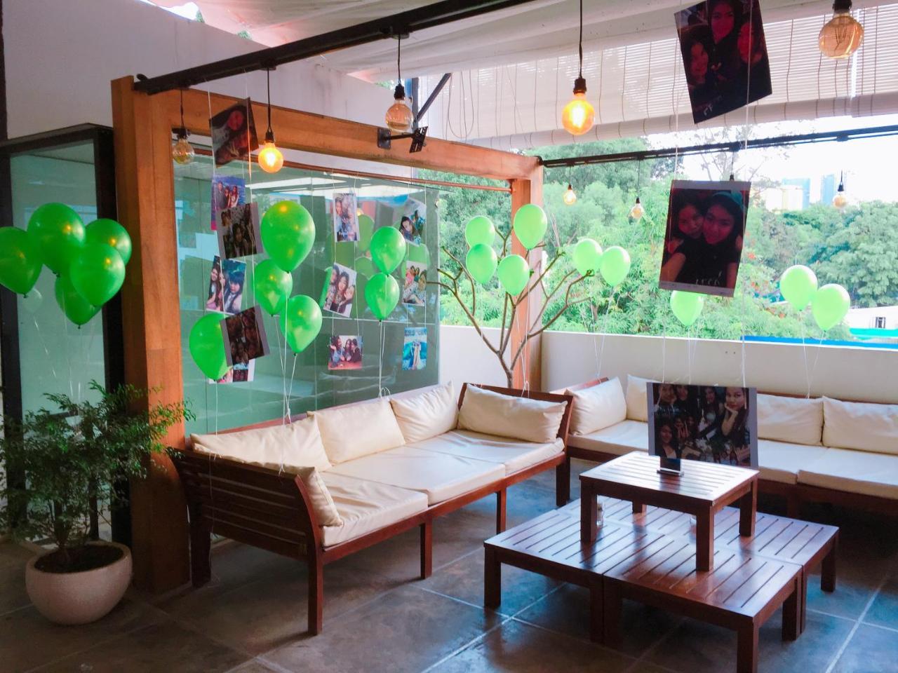 Aura Thematic Hostel Phnom Penh Extérieur photo